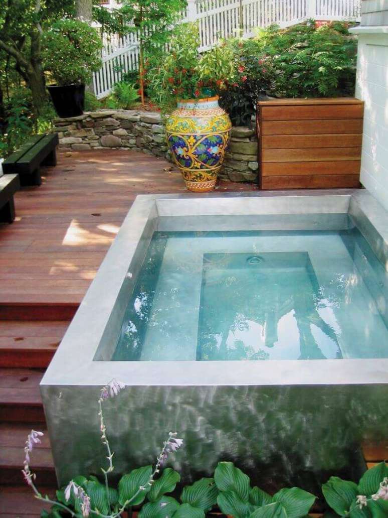 73. Decoração com piscinas modernas e estrutura de cimento queimado – Foto Pinterest