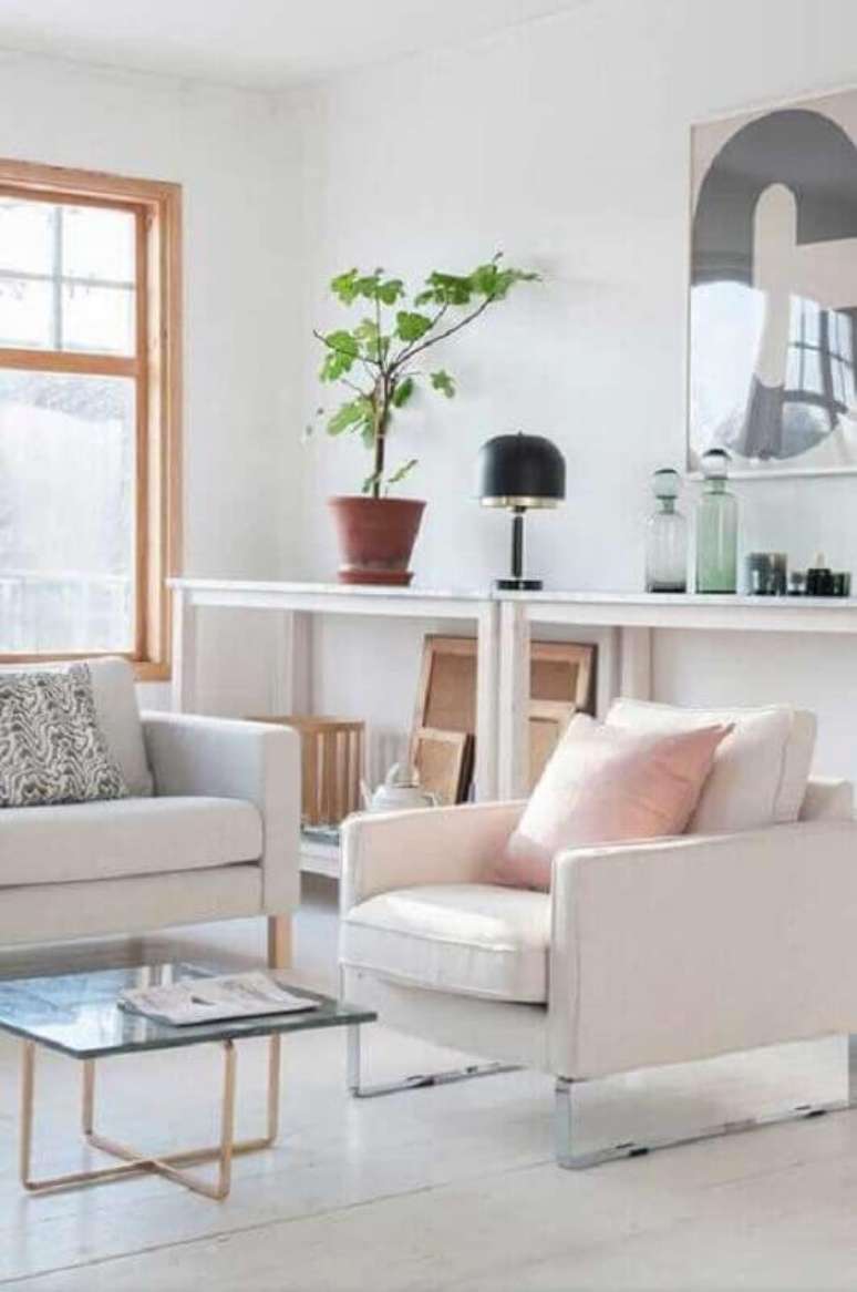 25. Decora&ccedil;&atilde;o de sala branca com poltrona confort&aacute;vel com p&eacute;s de metal &ndash; Foto: Apartment Therapy