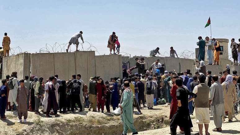 Muitos pularam o muro do Aeroporto Internacional Hamid Karzai para tentar fugir do Afeganistão