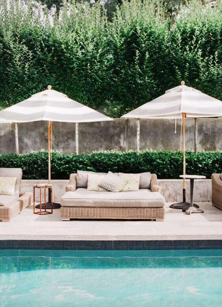 59. Guarda sol para piscinas modernas perto de sofás impermeáveis e cadeiras para relaxar – Foto Leslee Mitchell