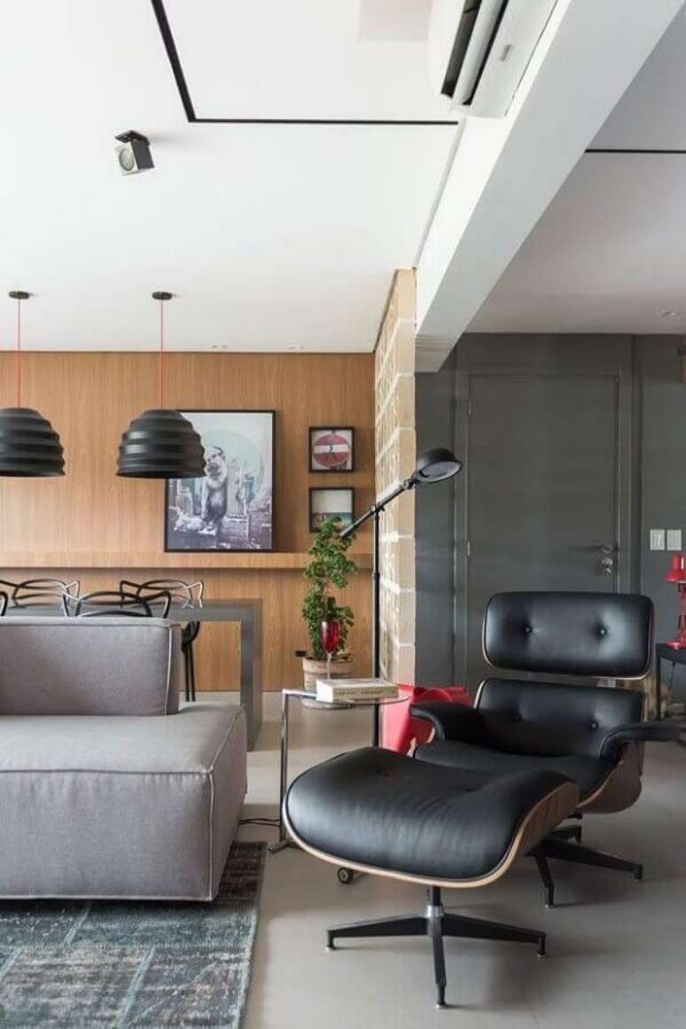 41. Poltrona confortável com puff para decoração de sala cinza moderna – Foto: Jeito de Casa