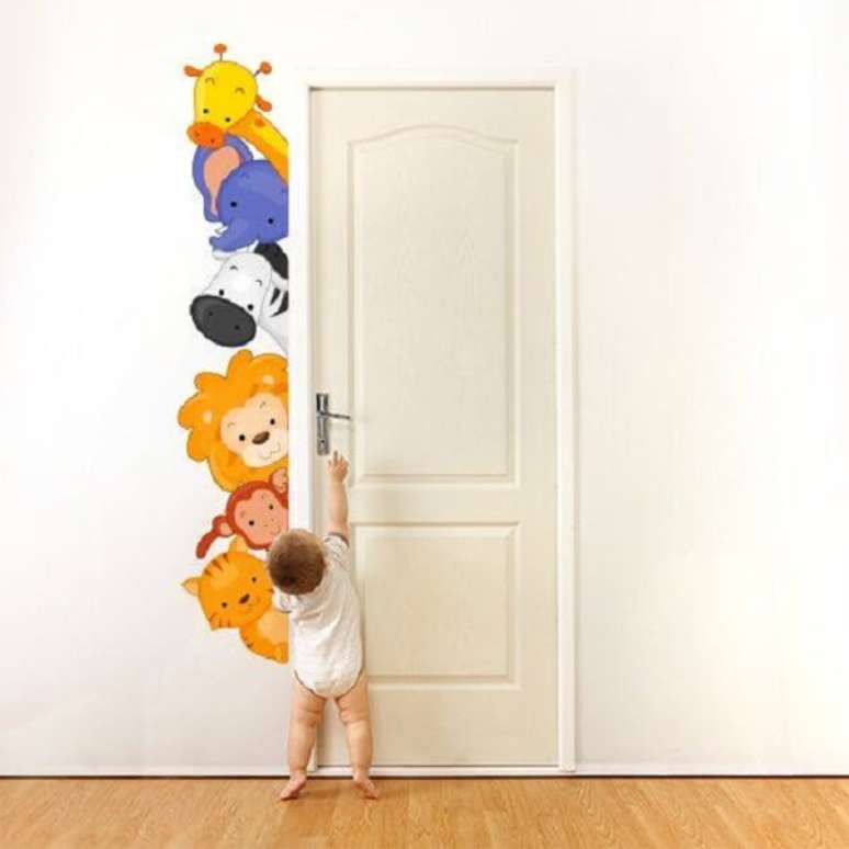 32. O adesivo de quarto de bebê safári pode contornar a estrutura da porta. Fonte: Pinterest