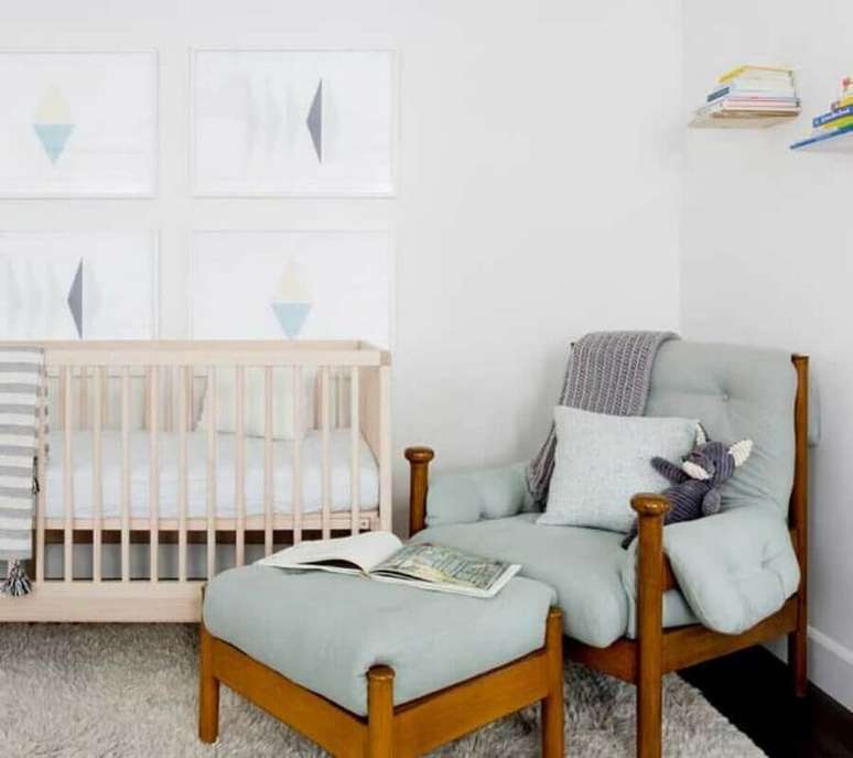 40. Poltrona confortável com puff para decoração de quarto de bebê branco – Foto: Pinterest