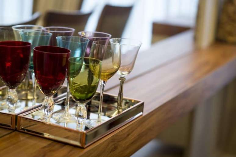 20. A bandeja para bar organiza ta&ccedil;as coloridas no ambiente. Projeto de INOVA Arquitetura