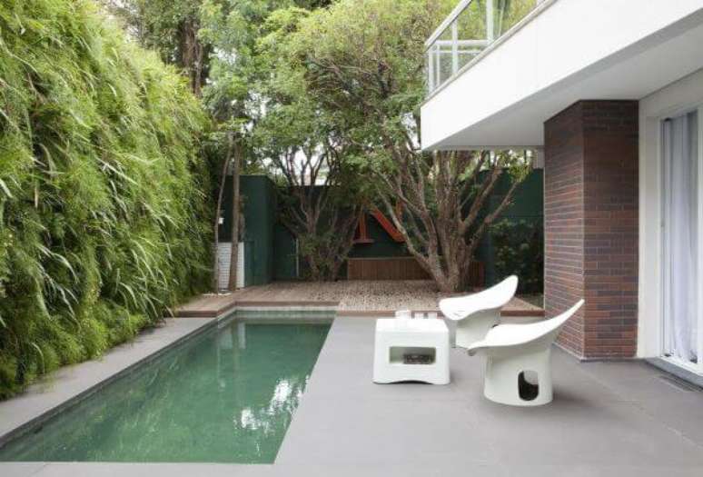 49. Deck de madeira para piscinas modernas e móveis brancos – Foto Antônio Ferreira Junior e Mário Celso Bernardes