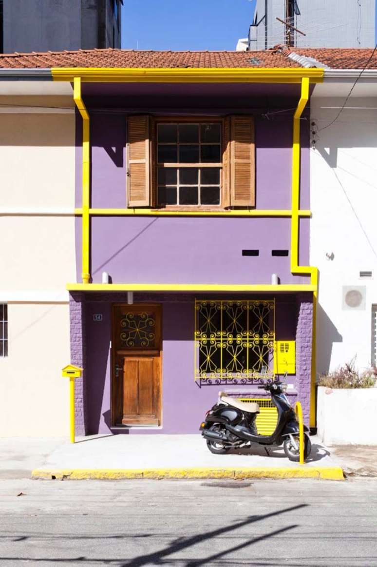 28. Cores para fachada de casas roxa e amarela – Foto Pinterest