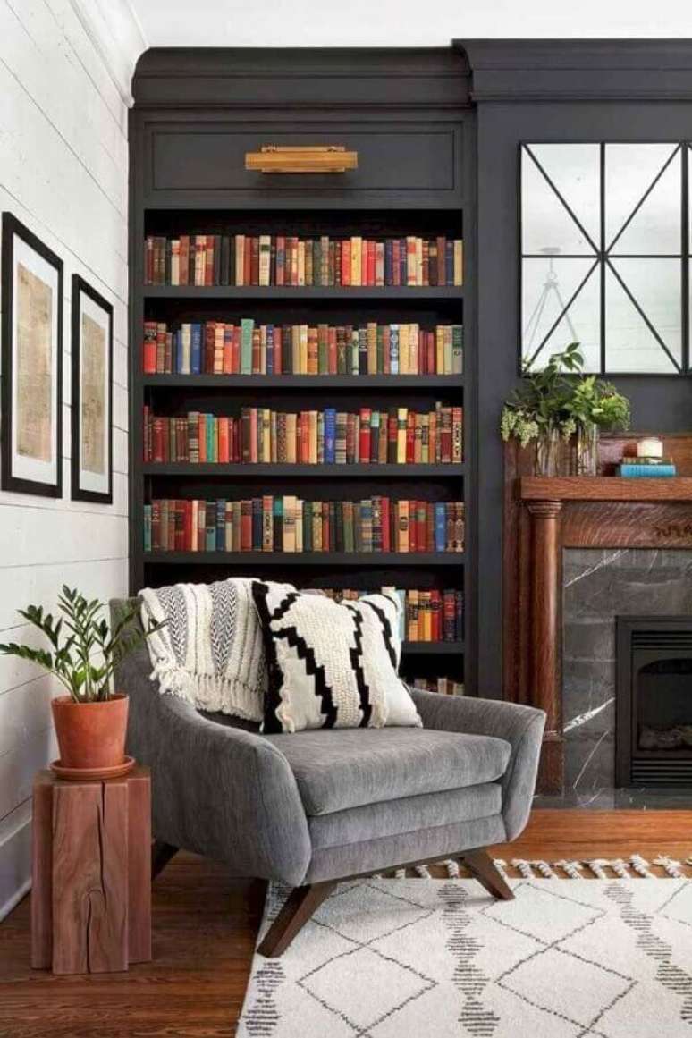 72. Sala com lareira clássica decorada com poltrona confortável para leitura – Foto: Apartment Therapy