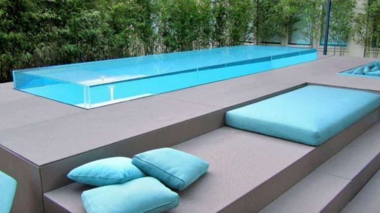 64. A área da piscina moderna tem que ser confortável para aproveitar os dias quentes – Foto Pinterest