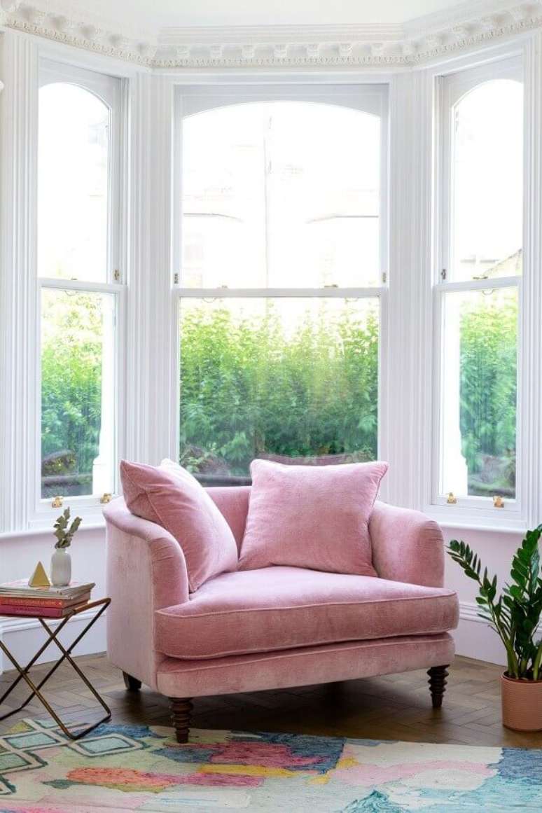 3. Cantinho de leitura decorado com poltrona confortável rosa – Foto: Fashionismo