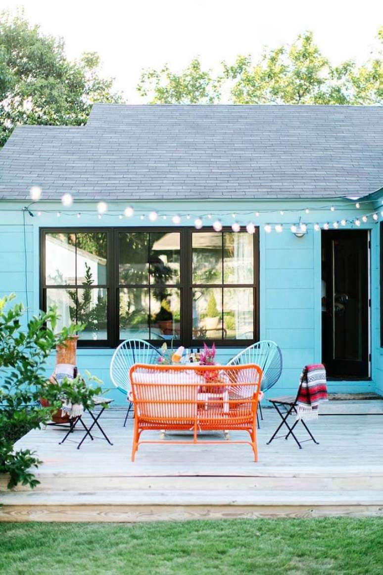 15. Casa moderna com fachada azul e móveis coloridos na área externa – Foto Pinterest