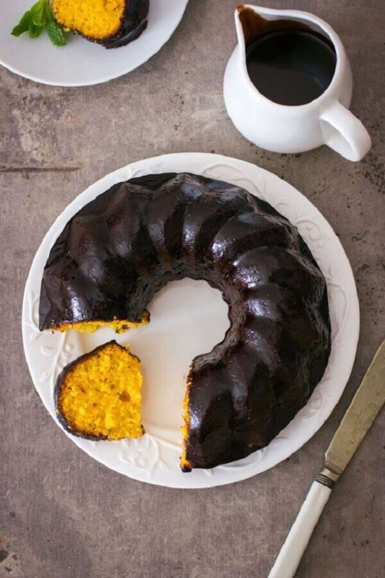 7. O bolo de cenoura de batedeira com calda de chocolate fica uma delicia – Foto: Receiteria
