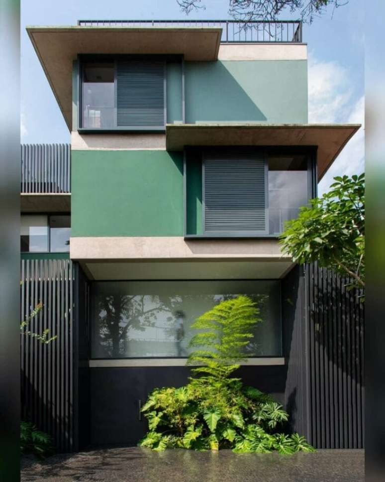 46. Cores para fachadas de casas na cor verde com portão de ferro e plantas -Foto Gil Mello Arquitetura