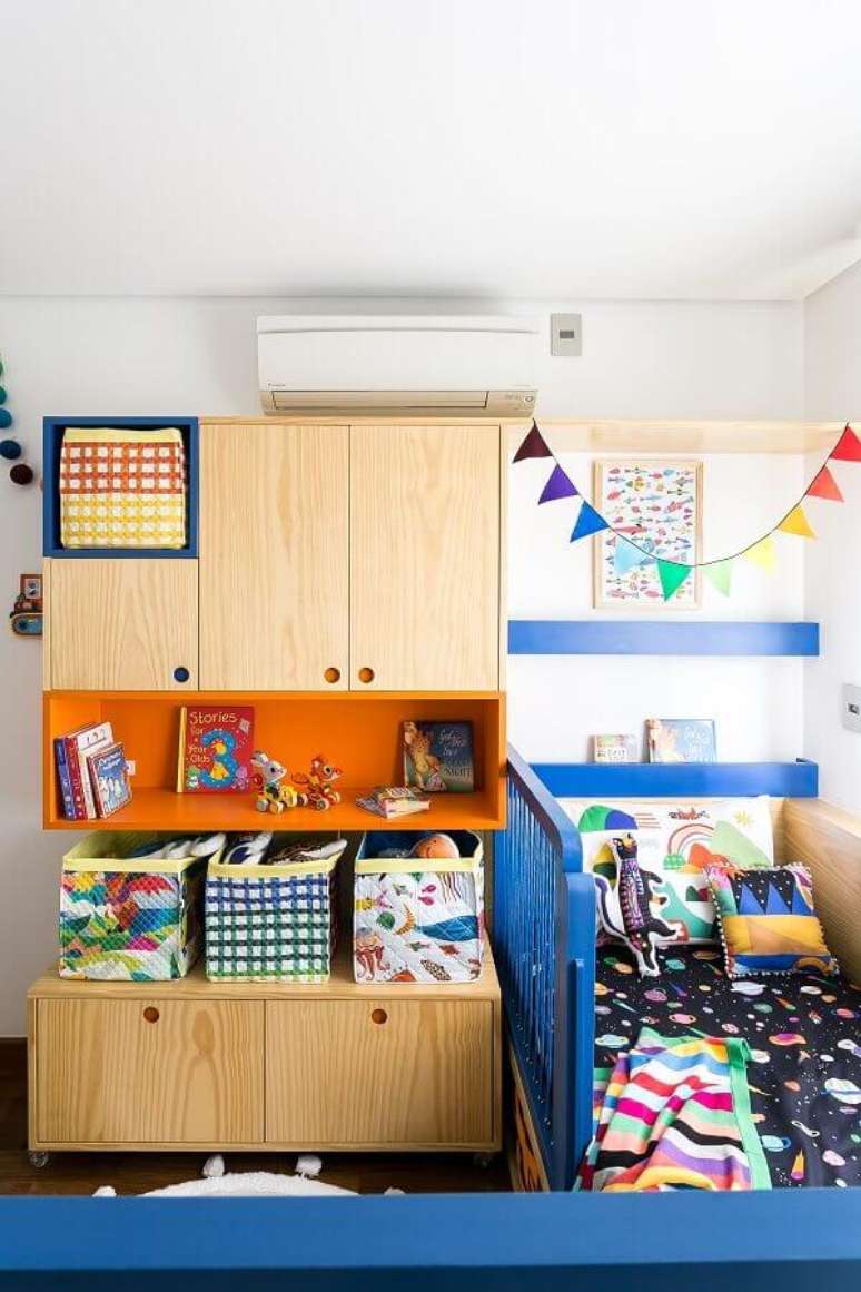 9. Armário de madeira para decoração de quarto infantil – Foto: MOOUI