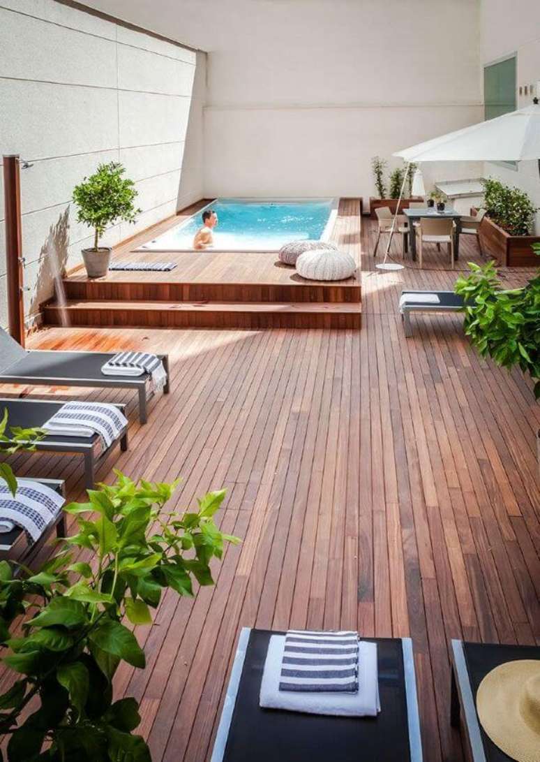 92. Piscinas modernas com deck de madeira e móveis confortáveis para receber amigos – Foto habitissimo