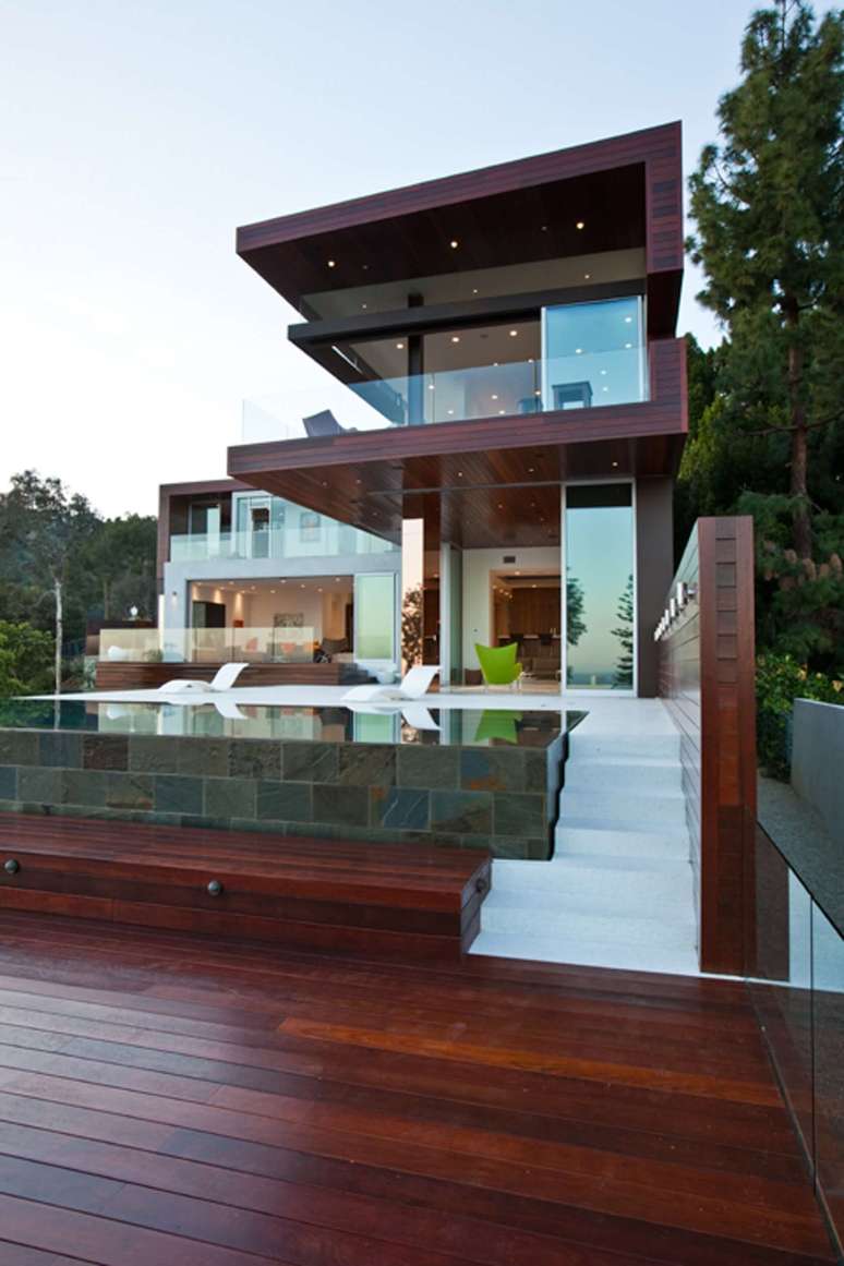 72. Deck de madeira com piscinas modernas elevadas – Foto Pinterest