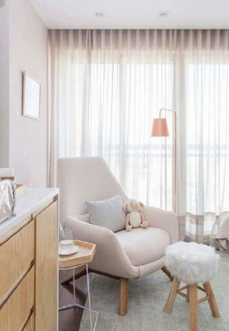 34. Decoração em cores claras para quarto de bebê com poltrona confortável – Foto: Casa de Valentina
