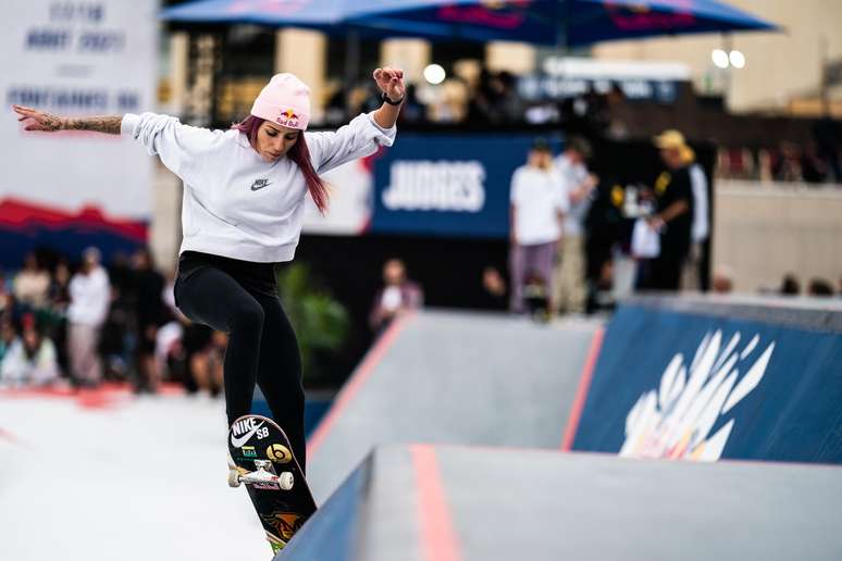 Letícia Bufoni no torneio de skate street em Paris