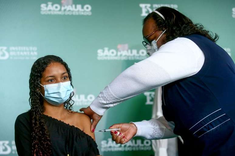 Estudante recebe vacina contra Covid-19 no Instituto Butantã, em São Paulo
16/08/2021
REUTERS/Carla Carniel