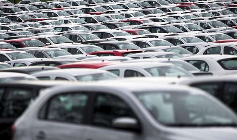 Carros em estacionamento em Taubat&eacute; (SP) 
30/03/2015
REUTERS/Roosevelt Cassio
