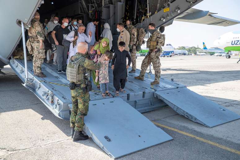 Afegãos retirados do país por forças alemãs chegam ao Uzbequistão 