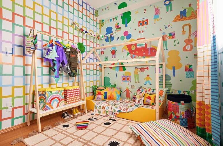 4. Decoração de quarto infantil com cama montessoriana e modelos diferentes de papel de parede colorido – Foto: Renata D’Almeida para MOOUI