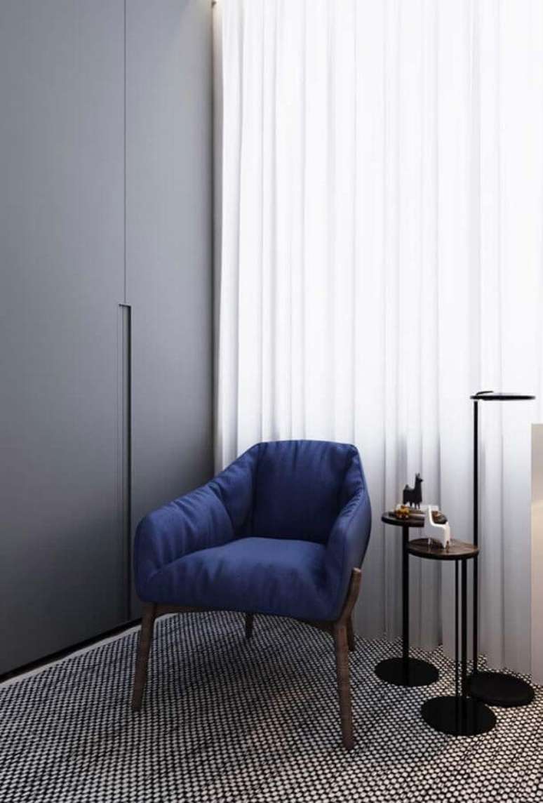 4. Decoração de quarto cinza com poltrona confortável simples azul – Foto: Behance
