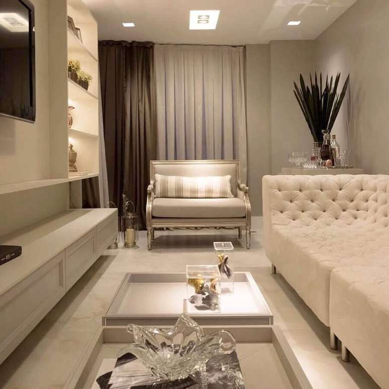57. Poltrona confortável para sala de TV branca decorada com sofá capitonê – Foto: Pinterest