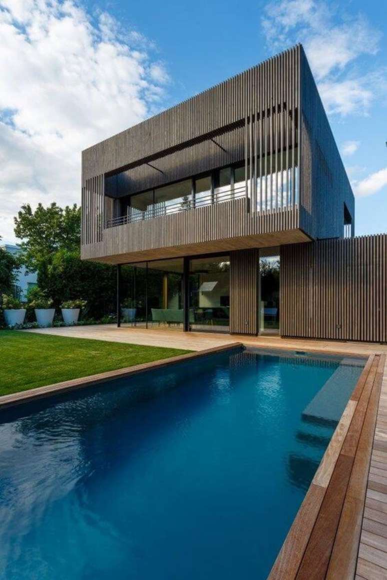 47. Casas modernas com piscina e fachada de madeira – Foto Archilover