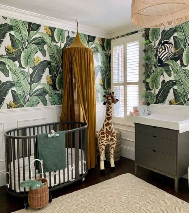 33. O papel de parede se destaca no quarto de bebê safári verde. Fonte: Pinterest