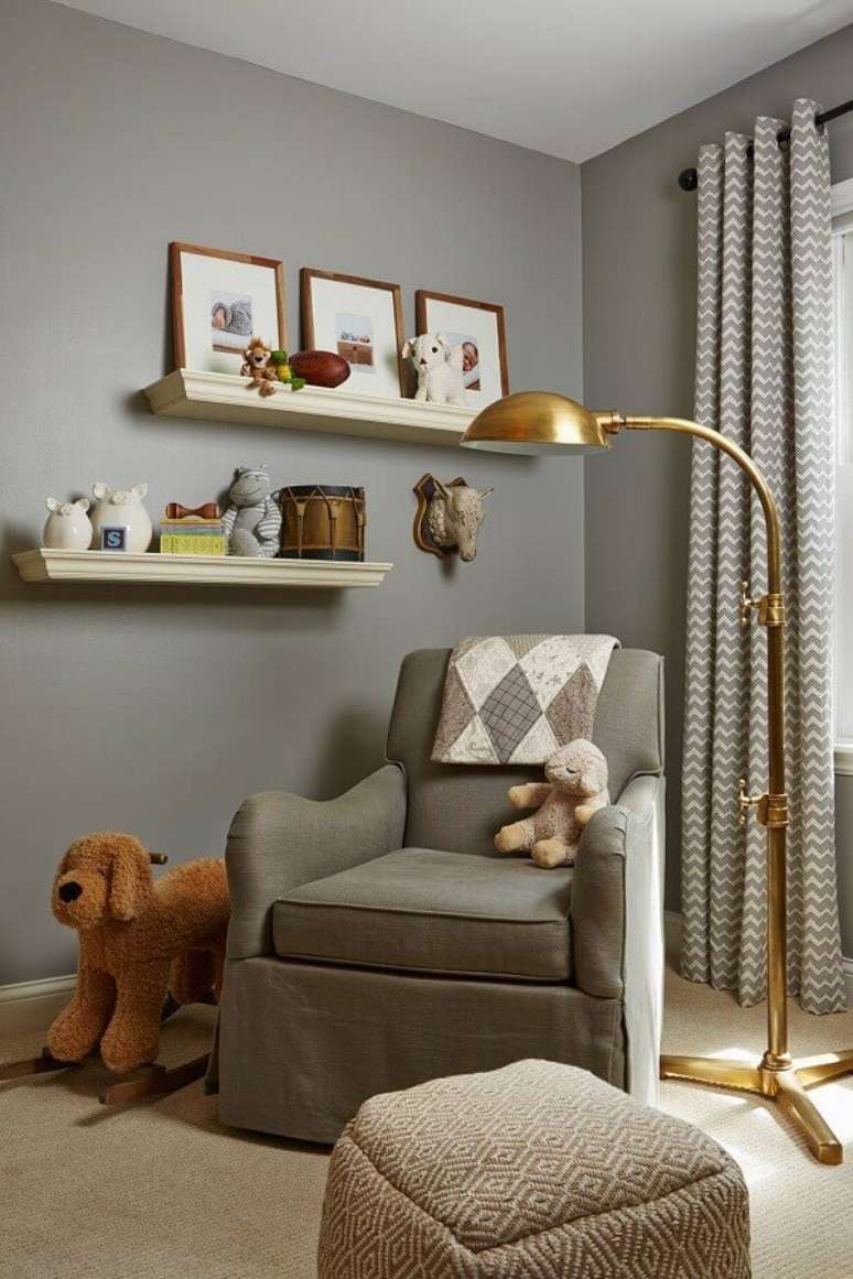 48. Poltrona confortável para quarto cinza decorado com luminária dourada de chão – Foto: Houzz