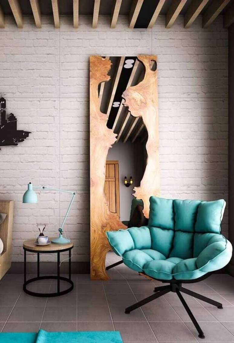 68. Quarto estilo industrial decorado com poltrona confort&aacute;vel verde &aacute;gua &ndash; Foto: Futurist Architecture