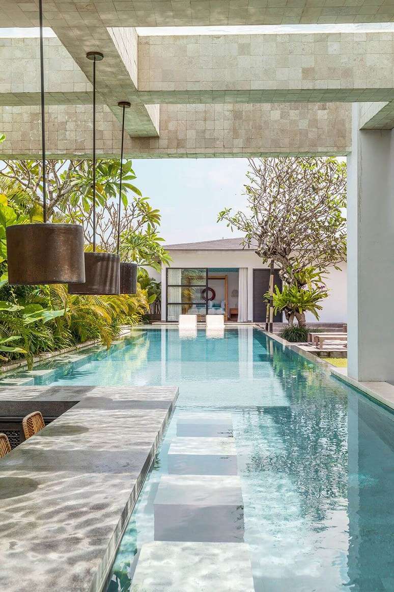 48. Casas modernas com piscina grande dentro da área gourmet – Foto Hotelier indonesia
