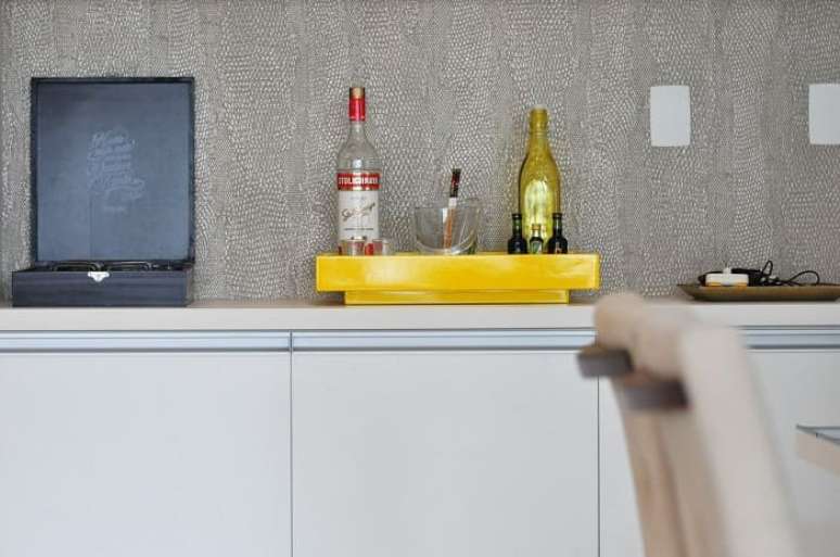 17. A bandeja para aparador bar amarela se destaca na decoração. Projeto de Condecorar Arquitetura e Interiores