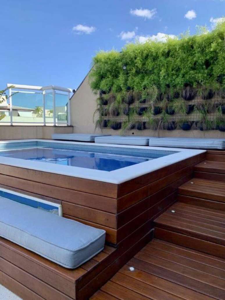 94. Piscinas modernas com deck de madeira – Foto Pinterest