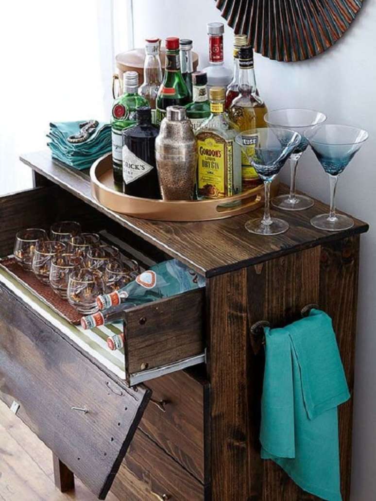 11. A bandeja bar decoração redonda organiza as garrafas de bebida. Fonte: Pinterest