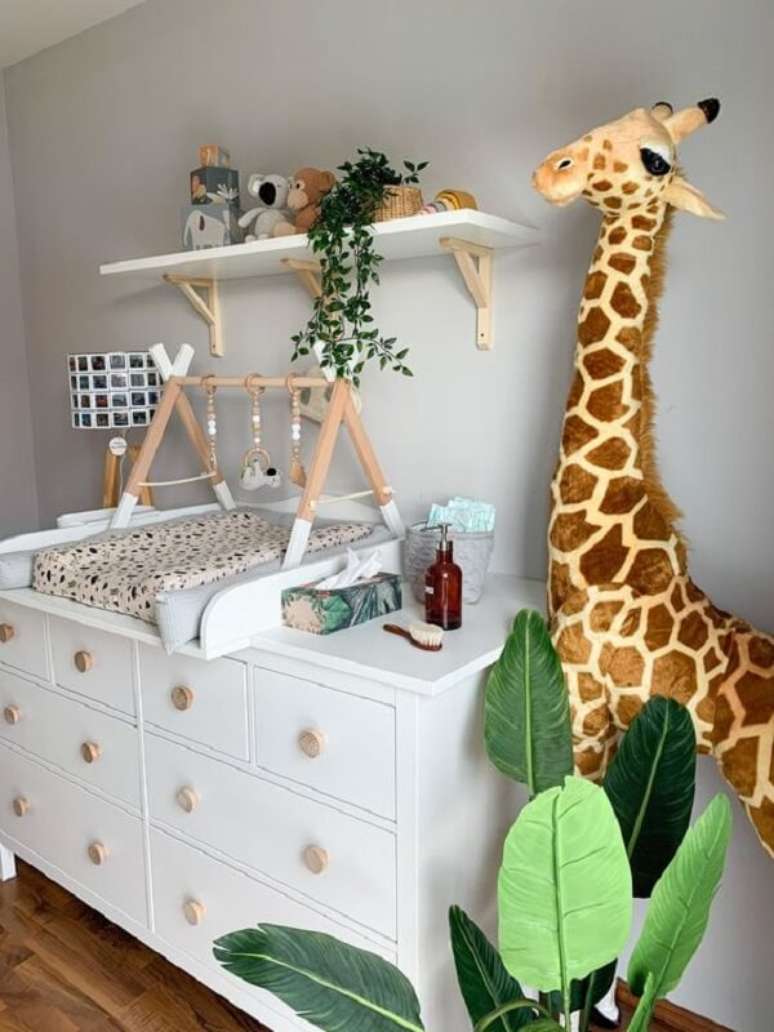 12. A girafa trouxe um toque fofo para a decoração de quarto de bebê com tema safári. Fonte: Pinterest