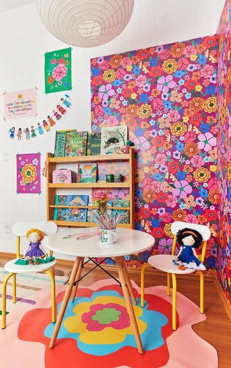 5. Decoração de quarto infantil com papel de parede floral e estante para livros – Foto: Marcos Fertonani para MOOUI I