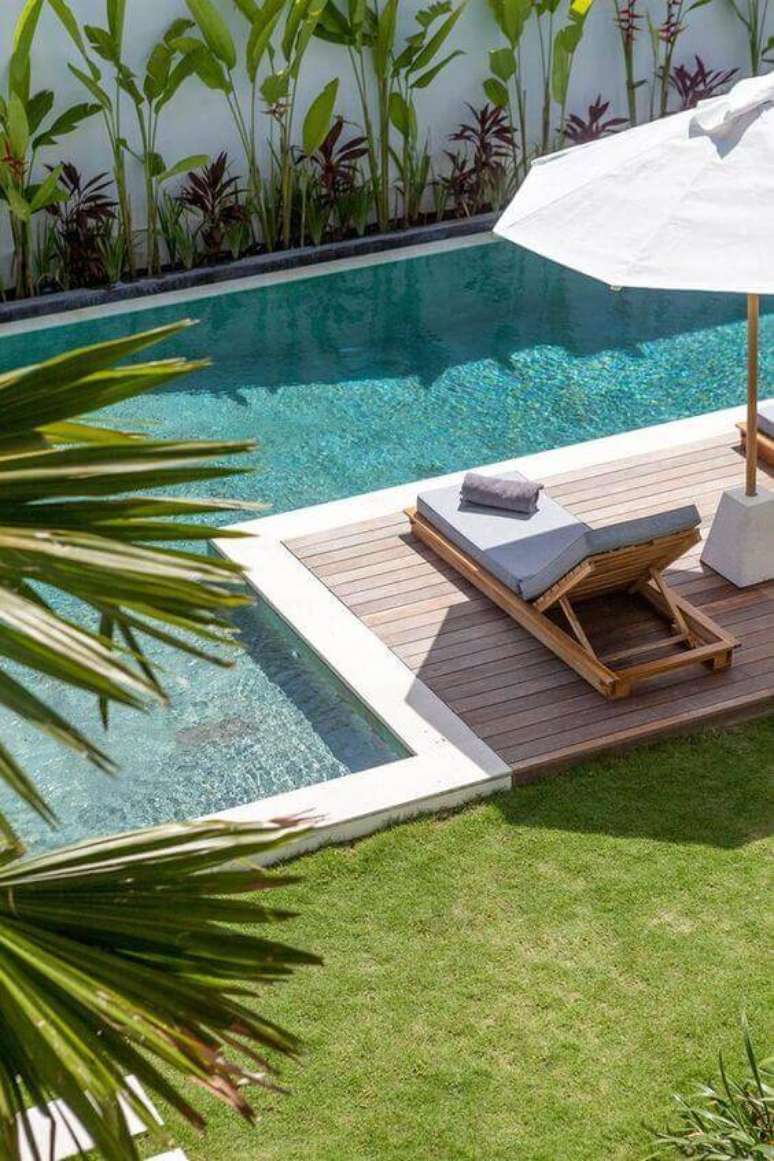 55. Guarda sol para piscina grande e moderna – Foto Bali Interiores