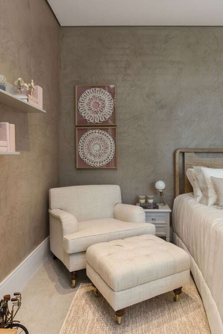 49. Poltrona confortável para quarto de casal decorado com parede de cimento queimado – Foto: Quartos Etc