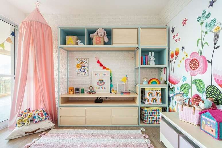 1. Parede floral para decoração de quarto infantil feminino – Foto: Marcos Fertonani para MOOUI