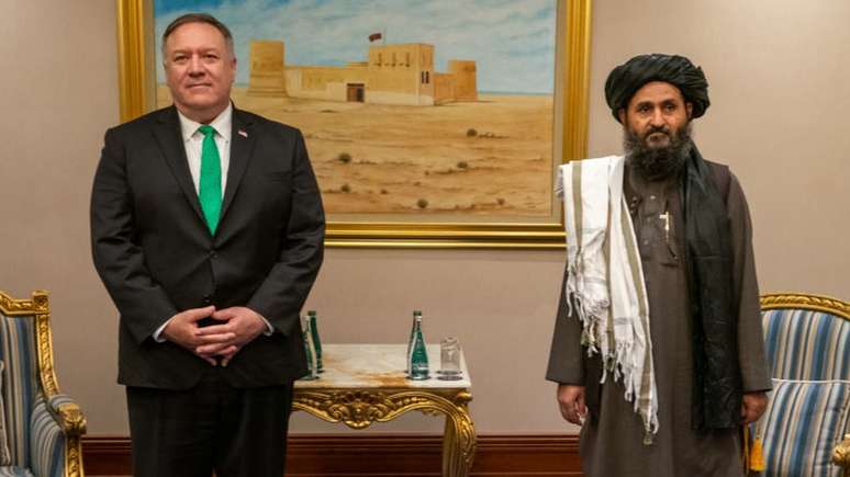 O então secretário de Estado Mike Pompeo e Abdul Ghani Baradar se reuniram em setembro de 2020 em Doha.