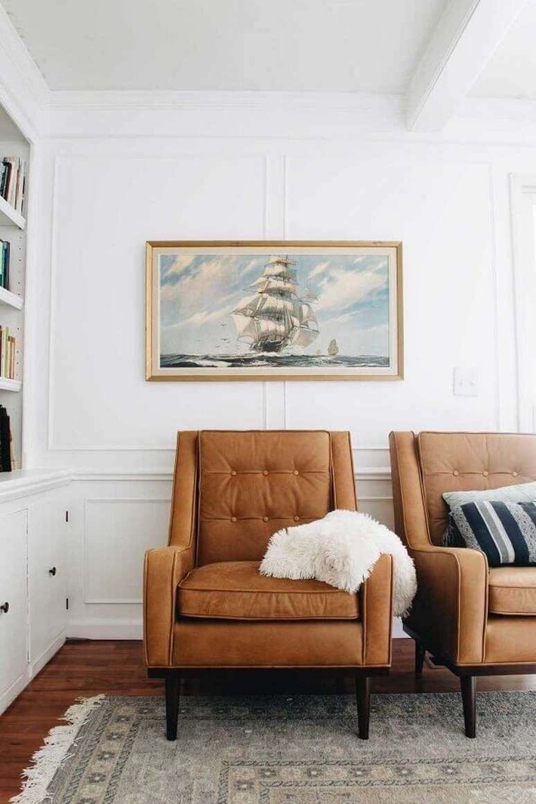 69. Sala branca decorada com poltronas confortáveis marrom – Foto: Clark & Co. Homes