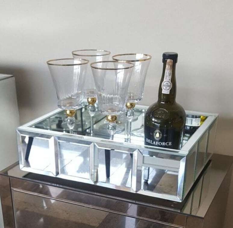 43. Modelo de bandeja espelhada para bar. Fonte: Pinterest