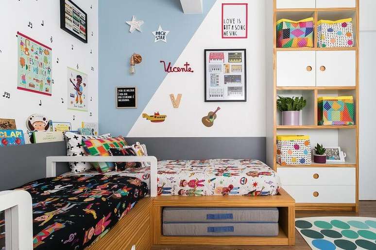 2. Decoração de quarto infantil compartilhado com cama planejada e parede com pintura geométrica – Foto: Renata D’Almeida para MOOUI
