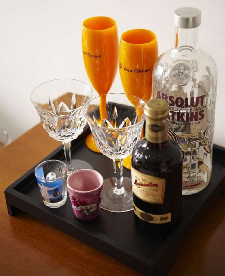 29. Bandeja bar decora&ccedil;&atilde;o com acabamento preto. Projeto de Buji Decora&ccedil;&atilde;o Reuso