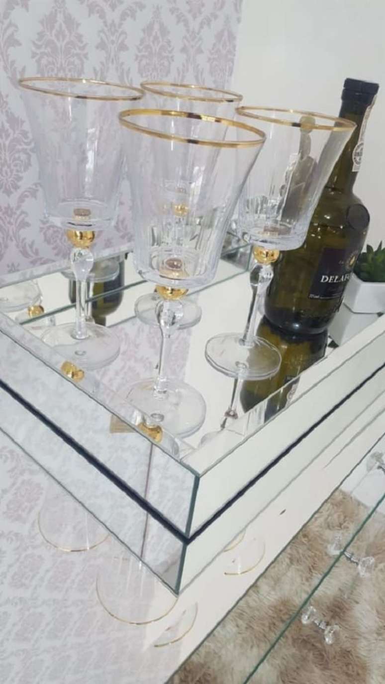 42. Modelo de bandeja espelhada para bar para decorar seu c&ocirc;modo. Fonte: Pinterest