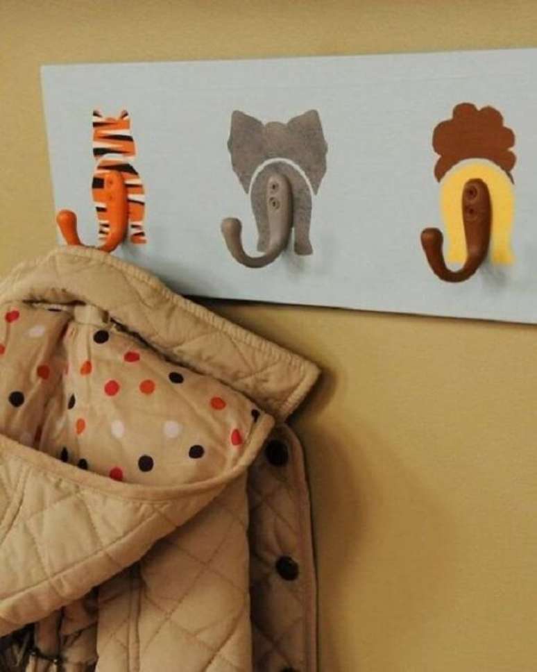 54. Que tal investir em ganchos de parede de animais para quarto de bebê safári? Fonte: Pinterest