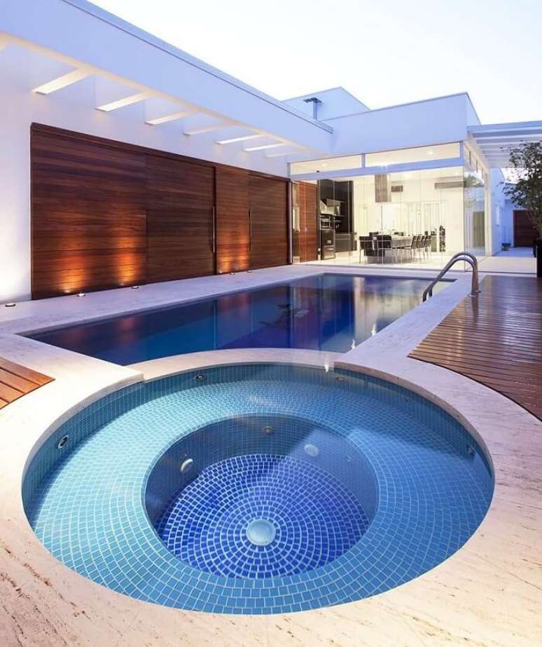 112. Piscinas modernas para casas grandes com hidromassagem são perfeitas para relaxar – Foto Homepedia