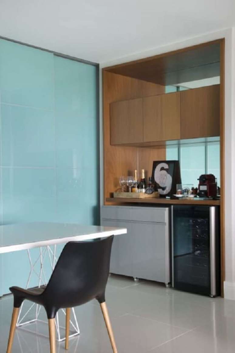 19. A bandeja para bar fica discreta na decora&ccedil;&atilde;o. Projeto de Fernanda Azevedo Mancini