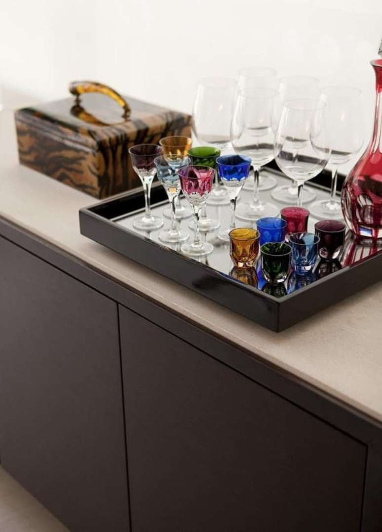 37. Invista em uma linda bandeja decorativa para bar. Projeto de Cristina Barbara